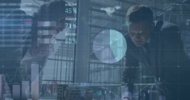 Çeşitli iş adamlarının konuşmaları üzerine finansal verilerin ve grafiklerin animasyonu. küresel iş, finans, ekonomi ve teknoloji konsepti dijital olarak oluşturulmuş video.