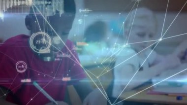 Okul çocuğu yazıları üzerinden bağlantı ağının animasyonu. küresel eğitim, dijital arayüz, teknoloji ve ağ konsepti dijital olarak oluşturulmuş video.