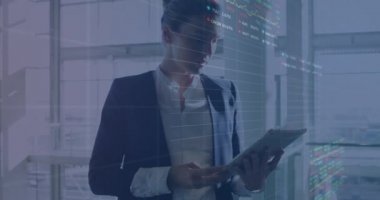 Tablet kullanan beyaz iş kadınının finansal verilerinin ve grafiklerinin animasyonu. küresel iş, finans, ekonomi ve teknoloji konsepti dijital olarak oluşturulmuş video.