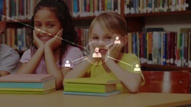 Profil simgeleri ağı kütüphanede otururken gülümseyen çeşitli öğrencilerin portrelerine karşı. Okula ve eğitim konseptine dönüş