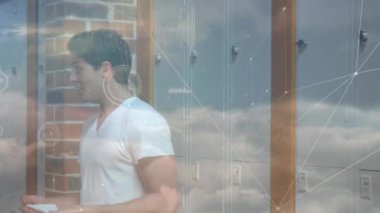 Öğrenciler üzerindeki bağlantı ağının animasyonu. küresel eğitim, dijital arayüz, teknoloji ve ağ konsepti dijital olarak oluşturulmuş video.