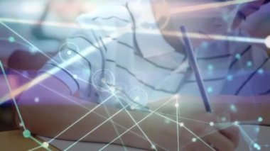 Okul çocuğu yazıları üzerinden bağlantı ağı olan bir dünya animasyonu. küresel eğitim, teknoloji, veri işleme ve dijital olarak üretilen video konsepti.