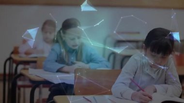 Liseli kızların yazıları üzerinden bağlantı ağının animasyonu. küresel eğitim, dijital arayüz, teknoloji ve ağ konsepti dijital olarak oluşturulmuş video.