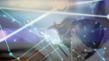 Liseli kız yazıları üzerinden bağlantı ağının animasyonu. küresel eğitim, dijital arayüz, teknoloji ve ağ konsepti dijital olarak oluşturulmuş video.