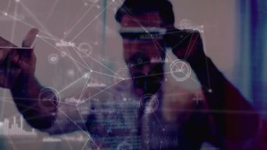 VR kulaklık takan adamın istatistikleriyle bağlantılı ağ animasyonu. küresel bağlantılar, teknoloji, dijital arayüz ve dijital olarak oluşturulan veri işleme konsepti.