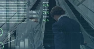 Çeşitli iş adamlarının konuşmaları üzerine finansal verilerin ve grafiklerin animasyonu. küresel iş, finans, ekonomi ve teknoloji konsepti dijital olarak oluşturulmuş video.