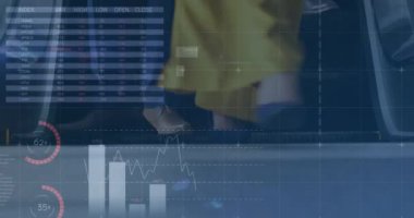 Çeşitli iş adamlarının bacakları üzerinde finansal verilerin ve grafiklerin animasyonu. küresel iş, finans, ekonomi ve teknoloji konsepti dijital olarak oluşturulmuş video.