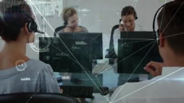 Bilgisayar, telefon kulaklığı ve bağlantı ağı kullanan iş adamlarının animasyonu. küresel dijital arayüz, teknoloji ve ağ konsepti dijital olarak oluşturulmuş video.