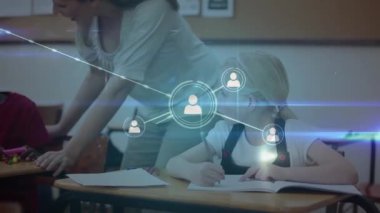 Liseli kız yazıları üzerinden bağlantı ağının animasyonu. küresel eğitim, dijital arayüz, teknoloji ve ağ konsepti dijital olarak oluşturulmuş video.