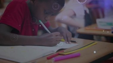 Okul çocuğu yazıları üzerinden bağlantı ağının animasyonu. küresel eğitim, teknoloji, veri işleme ve dijital olarak üretilen video konsepti.