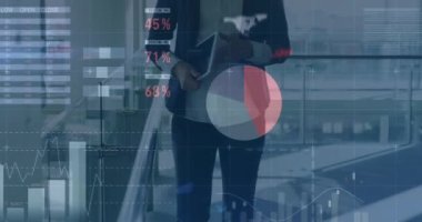 Tablet kullanan beyaz iş kadınının finansal verilerinin ve grafiklerinin animasyonu. küresel iş, finans, ekonomi ve teknoloji konsepti dijital olarak oluşturulmuş video.