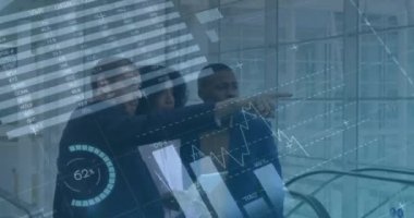 Çeşitli iş adamlarının konuşmaları üzerine finansal verilerin ve grafiklerin animasyonu. küresel iş, finans, ekonomi ve teknoloji konsepti dijital olarak oluşturulmuş video.