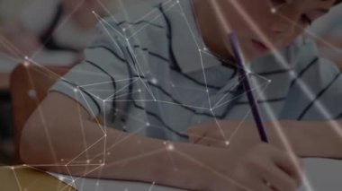 Okul çocuğu yazıları üzerinden bağlantı ağının animasyonu. küresel eğitim, teknoloji, veri işleme ve dijital olarak üretilen video konsepti.