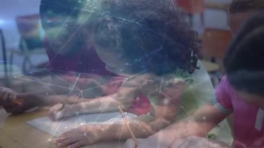 Okul çocuklarının yazı yazması üzerinden bağlantı ağının animasyonu. küresel eğitim, dijital arayüz, teknoloji ve ağ konsepti dijital olarak oluşturulmuş video.