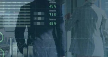 Çeşitli iş adamlarının konuştuğu finansal verilerin ve grafiklerin animasyonu. küresel iş, finans, ekonomi ve teknoloji konsepti dijital olarak oluşturulmuş video.