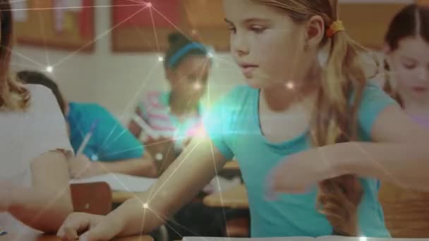 クラスで書く子供たちの上を移動する接続の輝くネットワークのアニメーション 地球規模のデータ通信技術科学教育の概念デジタルで生成されたビデオ — ストック動画
