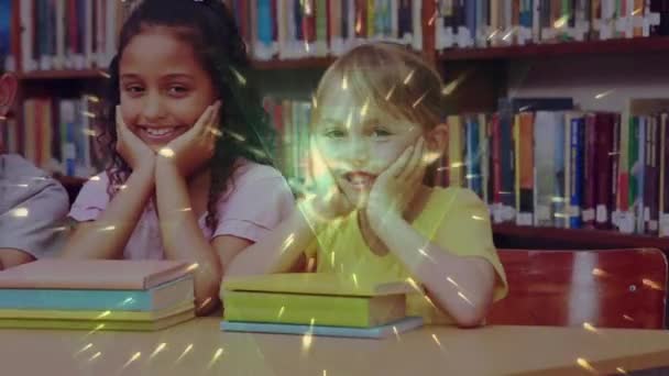 Formas Geométricas Equações Matemáticas Retrato Diversos Estudantes Sorrindo Para Biblioteca — Vídeo de Stock