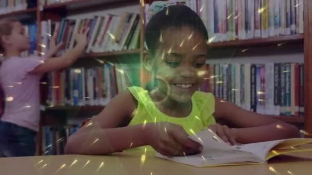 Kütüphanede Kitap Okuyan Afrikalı Amerikalı Bir Kız Için Geometrik Şekiller — Stok video