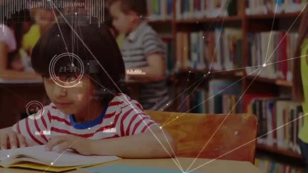 책상에 공부하는 소년에 데이터 처리의 네트워크 학교와 교육의 개념으로 돌아가서 — 비디오