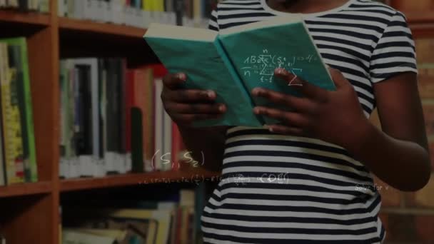 Mathematical Equations Floating African American Girl Reading Book Library Back — Vídeo de Stock