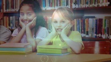 Sınıfta oturan öğrencilerin üzerinden geçen parlayan bağlantı ağının animasyonu. küresel veri ve iletişim teknolojisi, bilim ve eğitim konsepti, dijital olarak oluşturulmuş video.