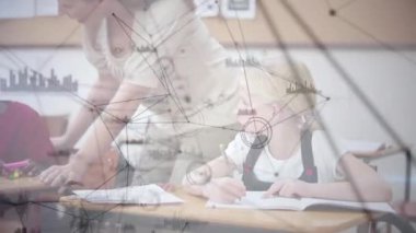 Liseli kız yazıları üzerinden bağlantı ağının animasyonu. küresel eğitim, dijital arayüz, teknoloji ve ağ konsepti dijital olarak oluşturulmuş video.