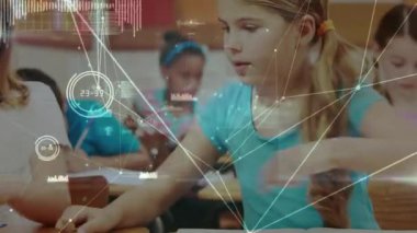 Okul çocukları üzerindeki bağlantı ve istatistik ağının animasyonu. küresel çevrimiçi eğitim, ağ oluşturma, teknoloji ve dijital arayüz kavramı dijital olarak oluşturulmuş video.