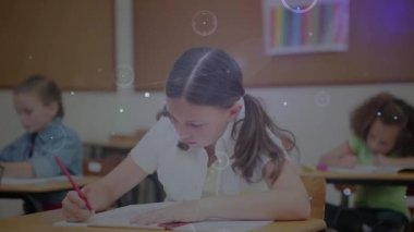 Liseli kız yazıları üzerinden bağlantı ağının animasyonu. küresel eğitim, dijital arayüz, teknoloji ve ağ konsepti dijital olarak oluşturulmuş video.