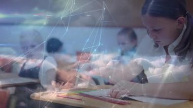 Liseli kız yazıları üzerinden bağlantı ağının animasyonu. küresel eğitim, dijital arayüz, teknoloji ve ağ konsepti dijital olarak oluşturulmuş video.