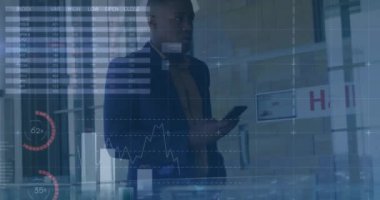 Akıllı telefon kullanan Afro-Amerikan iş adamının finansal verilerinin ve grafiklerinin animasyonu. küresel iş, finans, ekonomi ve teknoloji konsepti dijital olarak oluşturulmuş video.