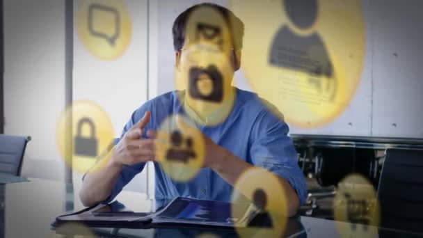 Animace Digitálních Ikon Nad Podnikatelem Videohovoru Globální Obchodní Digitální Rozhraní — Stock video