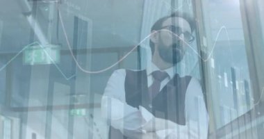 Ofis penceresinden dışarı bakan düşünceli beyaz iş adamına karşı istatistiksel veri işleme. iş teknolojisi kavramı