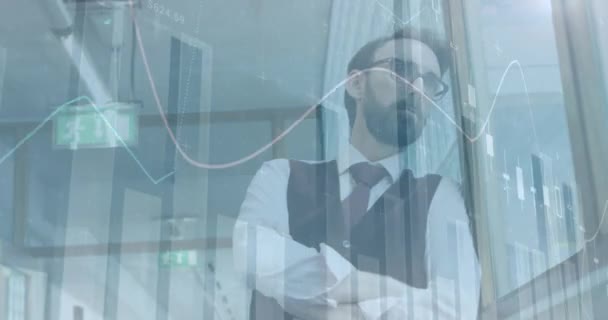 Statisztikai Adatfeldolgozás Irodai Ablakon Kinéző Figyelmes Kaukázusi Üzletember Ellen Üzleti — Stock videók