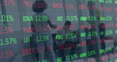 Ofiste çalışan bir grup meslektaşa karşı borsada veri işleme. iş teknolojisi ve küresel ekonomi kavramı