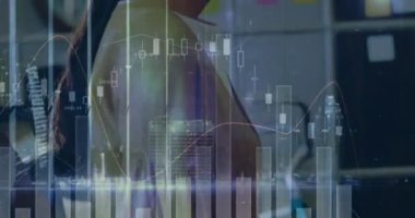 Ofiste çalışan beyaz iş kadınına karşı istatistiksel veri işleme videosu. iş teknolojisi kavramı