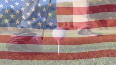 Amerikan bayrağı sallanırken çimlerin üzerinde golf topu canlandırması. Dijital ortamda üretilen golf konsepti ulusal şampiyonası..