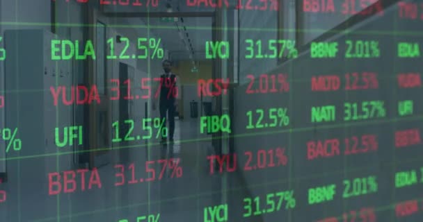 Processamento Dados Mercado Ações Contra Empresário Caucasiano Andando Corredor Escritório — Vídeo de Stock