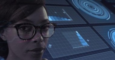 Çift ırklı kadın üzerinde veri işleme animasyonu. küresel teknoloji ve dijital arayüz kavramı dijital olarak oluşturulmuş video.