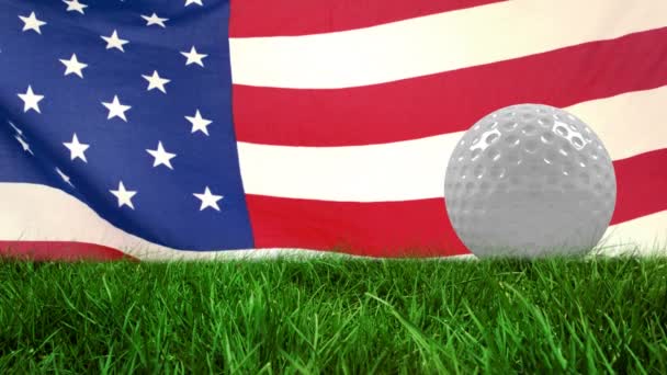 Amerikan Bayrağı Sallanırken Çimlerin Üzerinde Golf Topu Canlandırması Dijital Olarak — Stok video