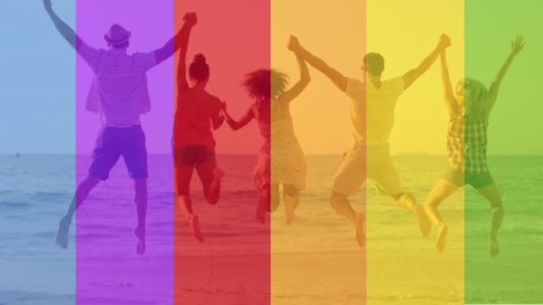 Animation Des Regenbogens Über Einer Gruppe Glücklicher Menschen Strand Lgbtq — Stockvideo