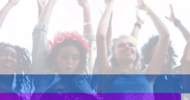 Mutlu insanlardan oluşan bir grubun üzerinde gökkuşağı animasyonu. lgbtq gurur ve eşitlik kutlaması konsepti dijital olarak oluşturulmuş video.