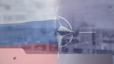 Dünya 'nın animasyonu ve Rusya ve NATO bayrağı üzerine son dakika haberleri. Ukrayna krizi, haber ve uluslararası politika kavramı dijital olarak oluşturulmuş video.