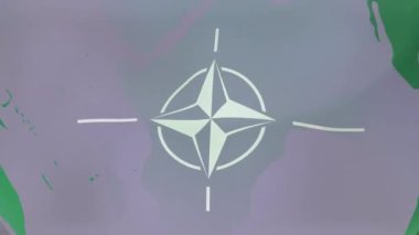 Nato bayrağı üzerinde küresel animasyon ve flaş haber. Ukrayna krizi, haber ve uluslararası politika kavramı dijital olarak oluşturulmuş video.