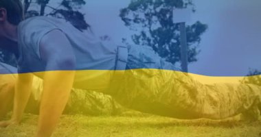 Egzersiz yapan çeşitli erkek askerler üzerinde Ukrayna bayrağı animasyonu. Ukrayna krizi ve uluslararası politika kavramı dijital olarak oluşturuldu.