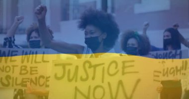 Yüz maskeli kadın ve erkek protestocular üzerinde Ukrayna bayrağının canlandırılması. Ukrayna krizi ve uluslararası politika kavramı dijital olarak oluşturuldu.