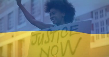 Afro-Amerikan kadın protestocu üzerine Ukrayna bayrağı animasyonu. Ukrayna krizi ve uluslararası politika kavramı dijital olarak oluşturuldu.