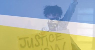 Afro-Amerikan erkek protestocu üzerine Ukrayna bayrağı animasyonu. Ukrayna krizi ve uluslararası politika kavramı dijital olarak oluşturuldu.