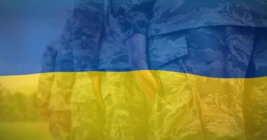 Çeşitli erkek askerlerin orta kesiminde Ukrayna bayrağının canlandırılması. Ukrayna krizi ve uluslararası politika kavramı dijital olarak oluşturuldu.