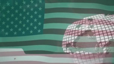 Amerika bayrağı üzerinde dünya ve haber animasyonu. Ukrayna krizi, haber ve uluslararası politika kavramı dijital olarak oluşturulmuş video.