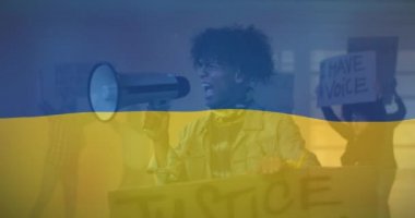 Afro-Amerikan erkek protestocu üzerine Ukrayna bayrağı animasyonu. Ukrayna krizi ve uluslararası politika kavramı dijital olarak oluşturuldu.